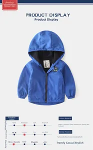 Dettaglio della giacca blu con cappuccio da bambino con cerniera e toppa sul petto
