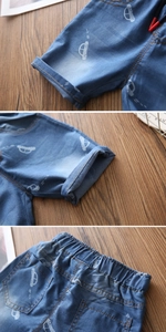 Dettaglio ravvicinato di pantaloncini di jeans per bambini con stampe di auto