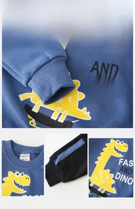 Détail du sweat bleu marine pour enfant avec col côtelé et motif dinosaure jaune