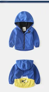 Dettaglio giacca blu con cappuccio per bambini e stampa gatto pirata sul retro