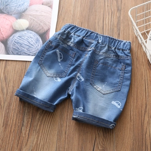 Pantaloncini di jeans celeste per bimbo con stampa auto e vita elasticizzata