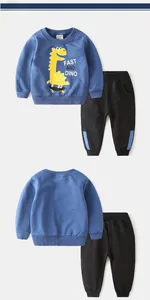 Détail du sweat bleu pour enfant avec motif dinosaure et pantalon de jogging assorti