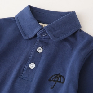 Klassisches marineblaues Baumwoll-Polohemd für Jungen mit Umlegekragen und Stickerei