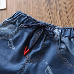 Pantaloncini di jeans estivi da bambino con vita elastica e stampe di auto a cartoni animati