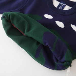 Jersey de punto para niños en azul marino y verde oscuro con motivos de nubes blancas y cuello