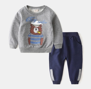 Détail du sweat-shirt en coton gris avec ours marin et pantalon bleu à taille élastique