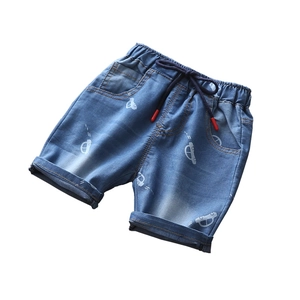 Pantaloncini di jeans celeste per bambini con stampa auto e coulisse in vita