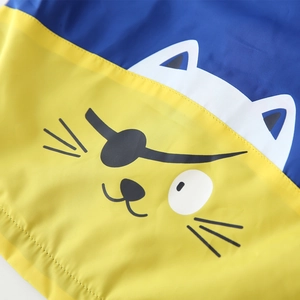 Giacca da bambino con cappuccio, blocchi di colore blu e giallo e stampa gatto pirata