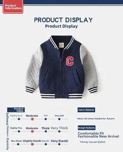 Macro del tessuto in cotone blu navy con motivo trapuntato a rombi sulla giacca da baseball