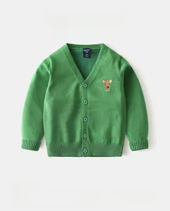 Détail du cardigan tricoté vert pour enfant avec broderie cerf et col en V à boutons