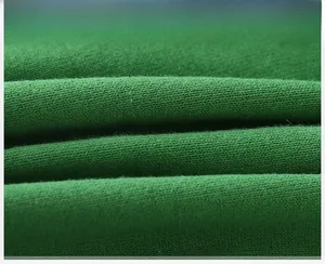 Gros plan sur la texture du tissu en maille verte avec fibres polaires et tissage fin