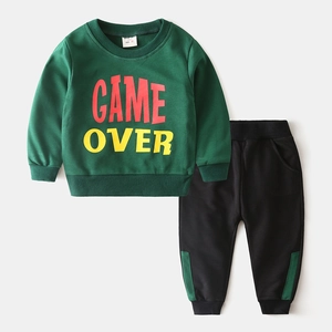 Ensemble enfant avec sweatshirt vert foncé et pantalon noir imprimé Game Over