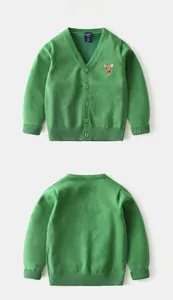 Détail du cardigan vert pour enfants avec col en V, broderie cerf et bords-côtes