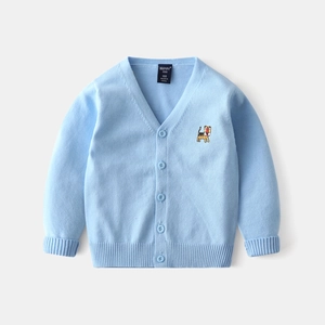 Détail du cardigan en tricot bleu clair avec col en V et broderie tigre mignon