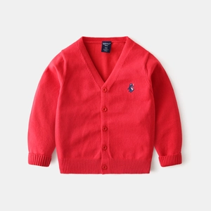 Détail du cardigan en tricot rouge pour enfants avec col en V, boutons et broderie monstre