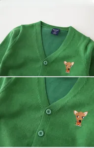 Gros plan du cardigan vert avec col en V, boutons en résine et broderie de chien
