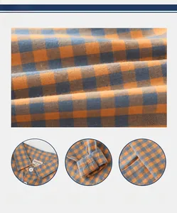 Detail eines karierten Jungenhemds aus Baumwolle mit orange-blauem Muster und Manschetten