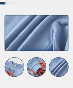 Détails de la texture du tissu et des poignets côtelés du sweat bleu clair pour garçons