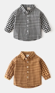 Detailansicht der Jungen-Karierthemden mit Markenetikett und klassischem Button-Down-Kragen