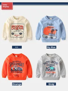 Détail de quatre sweats colorés pour garçons en blanc cassé, bleu, orange et gris