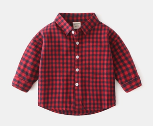 Detailaufnahme des rot-schwarz karierten Baumwollhemds mit Knöpfen und Kragenform