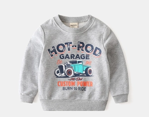 Détail d'un sweat gris pour enfant avec imprimé de voiture vintage et poignets côtelés