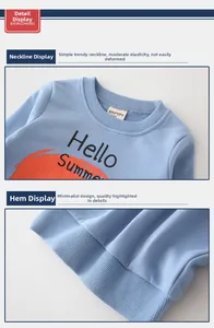 Détail de l'encolure côtelée et de l'ourlet sur un pull en coton bleu avec imprimé d'été