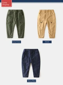 Détail de pantalons cargo pour enfants en vert armée, kaki et bleu marine avec taille élastique