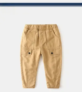 Détail du pantalon cargo kaki pour enfant avec taille élastique et poches latérales