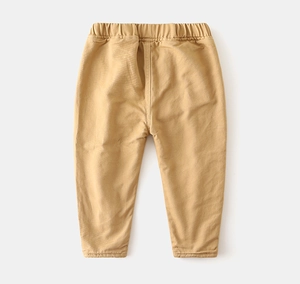 Détail du pantalon enfant kaki avec taille élastiquée et poignets côtelés