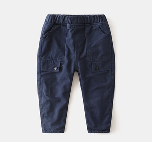 Vue détaillée du pantalon cargo enfant avec taille élastique et grandes poches