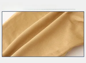 Vue détaillée du tissu en sergé de coton kaki montrant la texture épaisse pour enfants