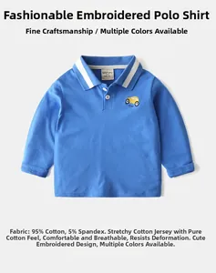 Détail du polo en coton bleu avec col à rayures blanches et broderie de voiture