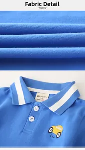 Détail de polo bleu pour garçon montrant la maille piquée et la broderie de voiture