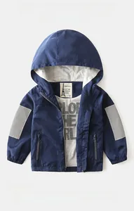 Détail d'une veste à capuche enfant bleu marine avec doublure grise et poignets réfléchissants