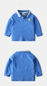 Détail du polo bleu clair pour enfants avec broderie voiture jaune et col bicolore blanc