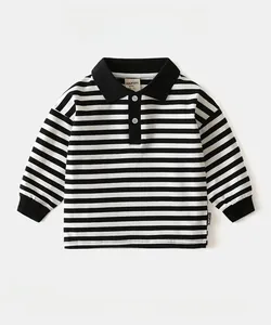 Dettaglio polo a righe per bambini con colletto nero e tessuto in cotone elasticizzato