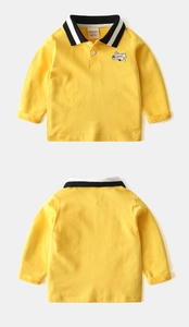 Détail du polo jaune pour bébé avec broderie d'avion et col à rayures bicolores