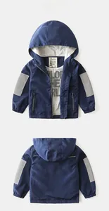 Vues avant et arrière d'un coupe-vent à capuche pour enfant en bleu marine et gris chiné