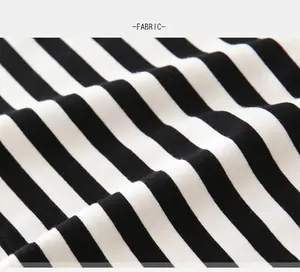 Macro del tessuto in maglia di cotone a righe bianche e nere per polo da bambino
