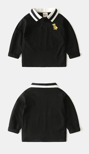 Vues avant et arrière du polo noir pour enfant avec broderie dinosaure dorée sur le torse