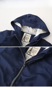 Détails de la capuche de veste coupe-vent pour enfant avec étiquette et finitions soignées