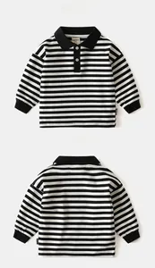 Vista fronte e retro della polo a maniche lunghe a righe per bambini con polsini a costine