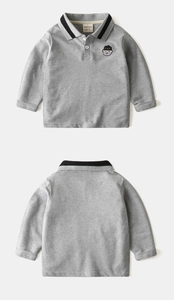 Détails avant et arrière du polo gris à manches longues pour enfant avec broderie
