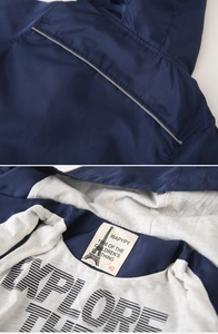 Détail de la veste à capuche enfant bleu marine avec bande réfléchissante et doublure douce