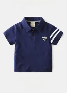 Detail eines Kinder-Poloshirts mit atmungsaktivem Baumwollstoff und Wappen auf der Brust