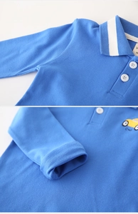 Détail du polo enfant bleu roi avec col rayé et broderie de voiture jaune