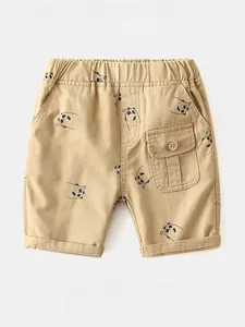 Detail der Baumwollshorts mit Panda-Print, Cargo-Tasche und elastischem Bund