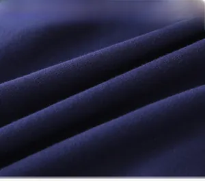Nahaufnahme der dunkelblauen Strickstruktur des Polohemds für Kleinkinder