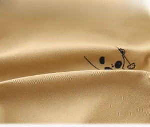 Makroaufnahme von weichem khakifarbenem Baumwollstrick mit Panda-Print für Kinder